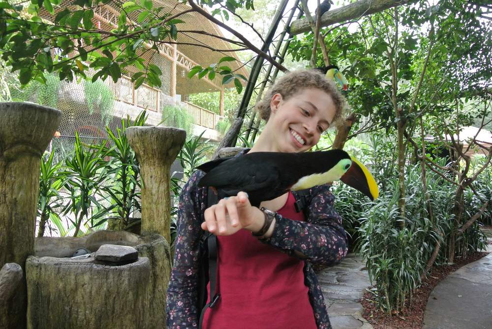 Austauschschülerin mit einem Tukan in Costa Rica